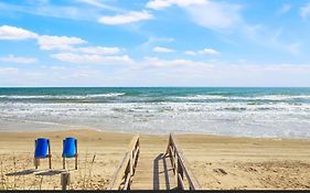 Beachfront Retreat! 3 Steps To Walkover!