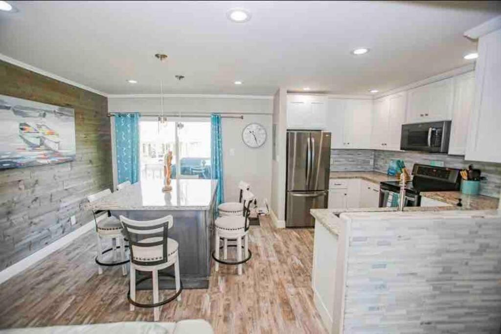 Beachfront Retreat! 3 Steps To Walkover! Surfside Beach Exterior photo