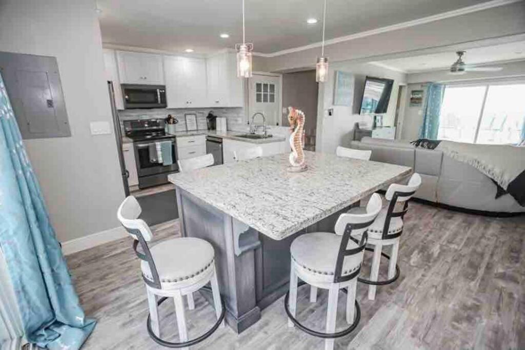 Beachfront Retreat! 3 Steps To Walkover! Surfside Beach Exterior photo