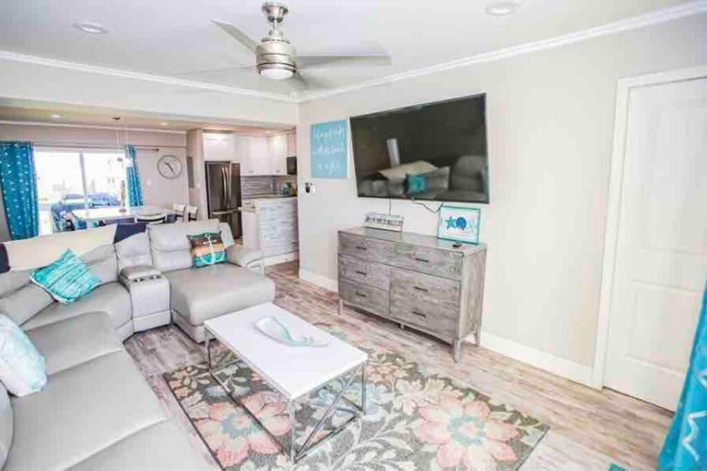 Beachfront Retreat! 3 Steps To Walkover! Surfside Beach Exterior photo